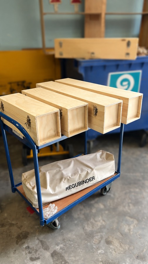 Serie transportkisten klaar voor afwerking
