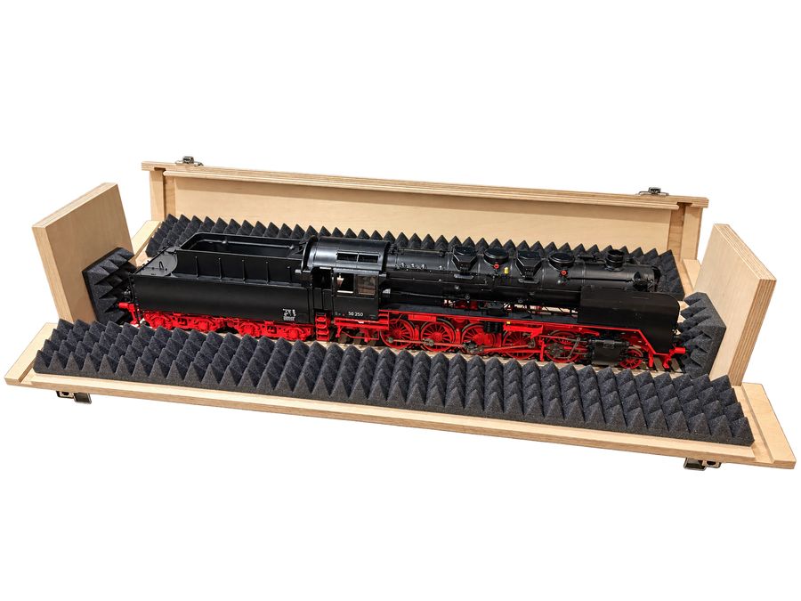 Spoor 1-locomotief in de schuimvulling van de transportkist